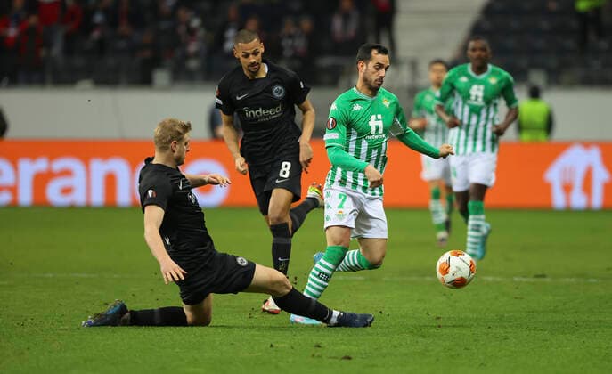 17 03 2022, Football UEFA Europa League, Eintracht Frankfurt Real Betis Sevilla, emonline, emspor, v l , Martin Hinteregger Eintracht Frankfurt , Juanmi Real Betis Sevilla DFL DFB REGULATES PROHIBIT ANY USE OF PHOTOGRAPHS AS IMAGE SEQUENCES AND OR QUASI VIDEO xdcx Copyright: HMBxMedia