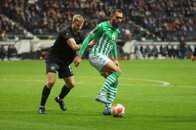 17 03 2022, Football UEFA Europa League, Eintracht Frankfurt Real Betis Sevilla, emonline, emspor, v l , Martin Hinteregger Eintracht Frankfurt , Borja Iglesias Real Betis Sevilla DFL DFB REGULATES PROHIBIT ANY USE OF PHOTOGRAPHS AS IMAGE SEQUENCES AND OR QUASI VIDEO xdcx Copyright: HMBxMedia