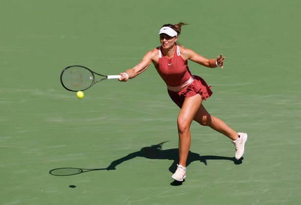 March 17, 2022 Paula Badosa of Spain returns a shot against Veronika Kudermetova of Russia during the 2022 BNP Paribas Open at Indian Wells Tennis Garden in Indian Wells, California. Mandatory Photo Credit: CSM. Indian Wells United States of America - ZUMAc04_ 20220317_zaf_c04_033 Copyright: xCharlesxBausx