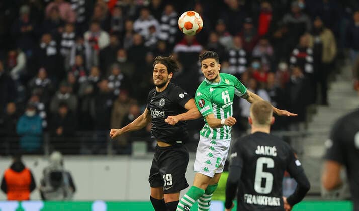 17 03 2022, Football UEFA Europa League, Eintracht Frankfurt Real Betis Sevilla, emonline, emspor, v l , Goncalo Paciencia Eintracht Frankfurt , Marc Bartra Real Betis Sevilla , header, header duel DFL DFB REGULATIONS PROHIBIT ANY USE OF PHOTOGRAPHS AS IMAGE SEQUENCES AND OR QUASI VIDEO xdcx Copyright: HMBxMedia