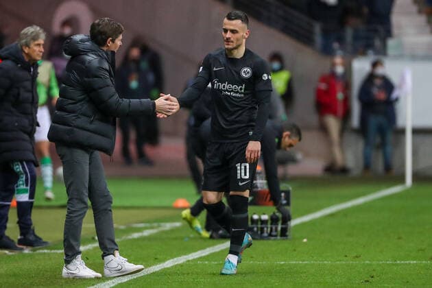 Europa League Round of 16 Eintracht Frankfurt Real Betis Sevilla on 17 03 2022 at Deutsche Bank Park in Frankfurt coach Oliver Glasner Frankfurt gives Filip Kostic Frankfurt shakehands UR