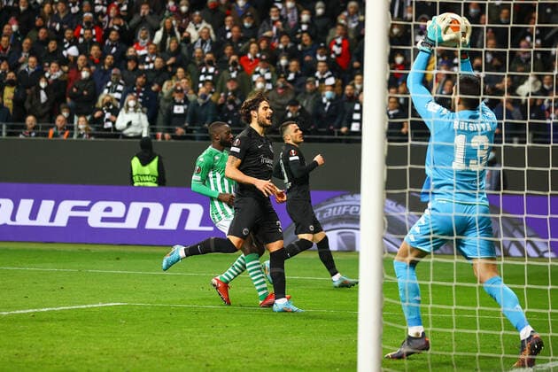 Frankfurt am Main, 17 03 2022 xjfx football UEFA Europa League, Eintracht Frankfurt Real Betis Sevilla emspor, emonline, v l , header, Goncalo Paciencia Eintracht Frankfurt , goalkeeper Rui Silva Real Betis Sevilla Copyright: JoaquimxFerreira