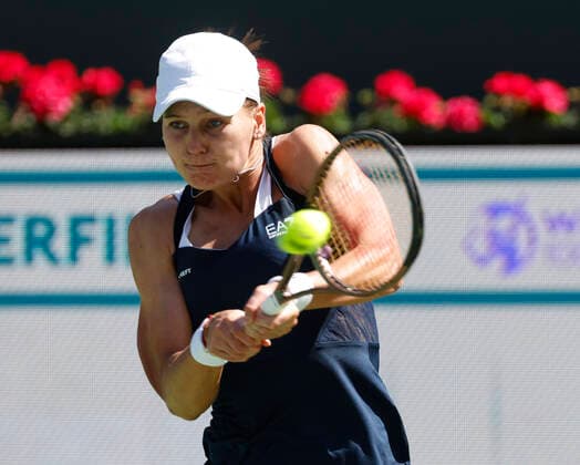 March 17, 2022 Veronika Kudermetova of Russia returns a shot against Paula Badosa of Spain during the 2022 BNP Paribas Open at Indian Wells Tennis Garden in Indian Wells, California. Mandatory Photo Credit: CSM. Indian Wells United States of America - ZUMAc04_ 20220317_zaf_c04_055 Copyright: xCharlesxBausx