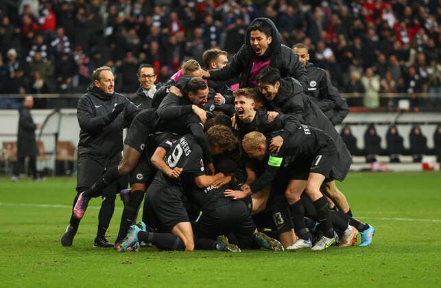 17 03 2022, Football UEFA Europa League, Eintracht Frankfurt Real Betis Sevilla, emonline, emspor, v l , Goal celebration to 1 1 by Martin Hinteregger Eintracht Frankfurt , Goal celebration, celebrate the goal DFL DFB REGULATES PROHIBIT ANY USE OF PHOTOGRAPHS AS IMAGE SEQUENCES AND OR QUASI VIDEO xdcx Copyright: HMBxMedia