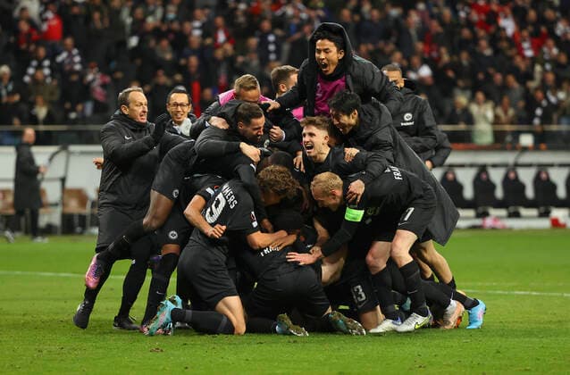 17 03 2022, Football UEFA Europa League, Eintracht Frankfurt Real Betis Sevilla, emonline, emspor, v l , Goal celebration to 1 1 by Martin Hinteregger Eintracht Frankfurt , Goal celebration, celebrate the goal DFL DFB REGULATES PROHIBIT ANY USE OF PHOTOGRAPHS AS IMAGE SEQUENCES AND OR QUASI VIDEO xdcx Copyright: HMBxMedia