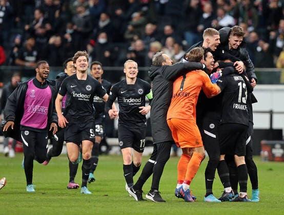 17 03 2022, xovx, soccer UEFA Europa League, Eintracht Frankfurt Betis Sevilla jubilation after the end of the game and the goal to 1 1 by Martin Hinteregger Eintracht Frankfurt emspor Frankfurt