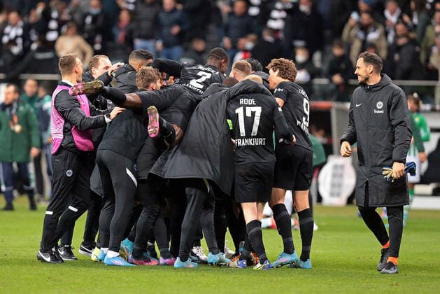 17 03 2022, xovx, soccer UEFA Europa League, Eintracht Frankfurt Betis Sevilla jubilation after the end of the game and the goal to 1 1 by Martin Hinteregger Eintracht Frankfurt emspor Frankfurt