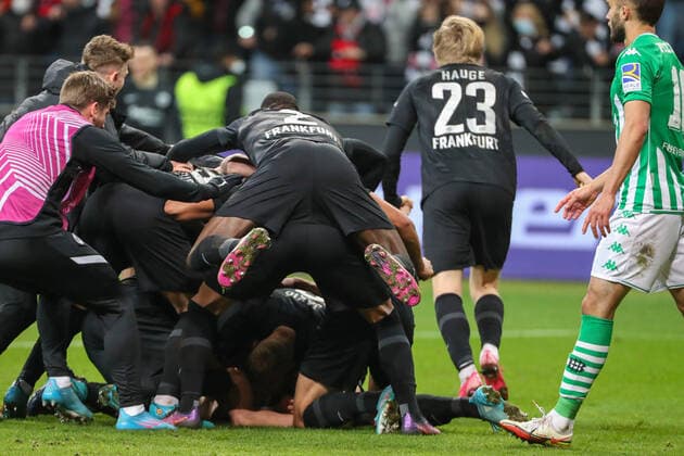 Europa League Round of 16 Eintracht Frankfurt Real Betis Sevilla on 17 03 2022 at Deutsche Bank Park in Frankfurt cheering, goal celebration, goal scorer Martin Hinteregger Frankfurt cheers with the team after his goal to 1 to 1 UR