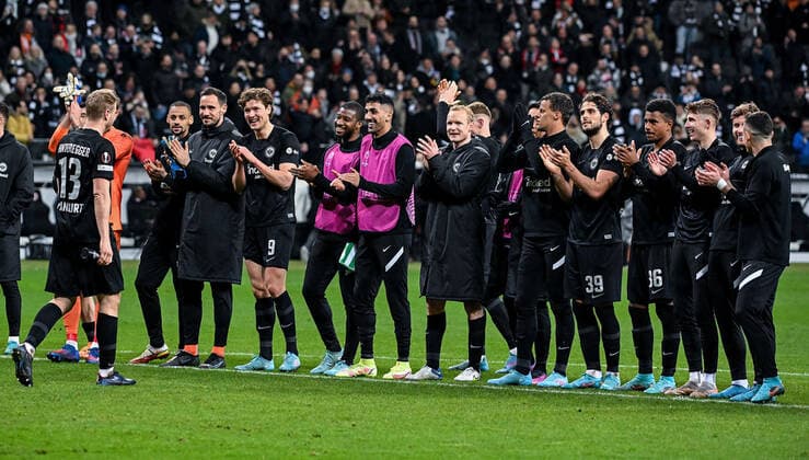 17 03 2022, xpsx, football UEFA Europa League, Eintracht Frankfurt Real Betis Sevilla v l applause for Martin Hinteregger Eintracht Frankfurt DFL DFB REGULATES PROHIBIT ANY USE OF PHOTOGRAPHS as IMAGE SEQUENCES and or QUASI VIDEO emspor Frankfurt