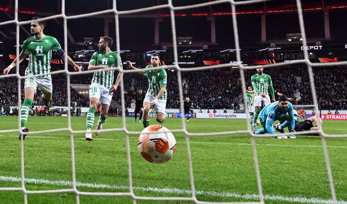 17 03 2022, xjhx, football UEFA Europa League, Eintracht Frankfurt Real Betis Sevilla emspor, v l scores the Goal to 1 1 by Martin Hinteregger Eintracht Frankfurt zautz Guido Rodriguez Real Betis Sevilla Rui Silva Real Betis Sevilla DFL DFB REGULATIONS PROHIBIT ANY USE OF PHOTOGRAPHS as IMAGE SEQUENCES and or QUASI VIDEO Frankfurt am Main