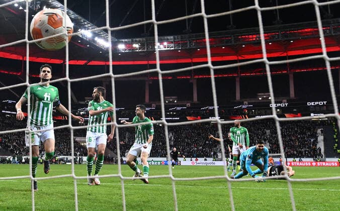 17 03 2022, xjhx, football UEFA Europa League, Eintracht Frankfurt Real Betis Sevilla emspor, v l scores the Goal to 1 1 by Martin Hinteregger Eintracht Frankfurt zautz Guido Rodriguez Real Betis Sevilla Rui Silva Real Betis Sevilla DFL DFB REGULATIONS PROHIBIT ANY USE OF PHOTOGRAPHS as IMAGE SEQUENCES and or QUASI VIDEO Frankfurt am Main