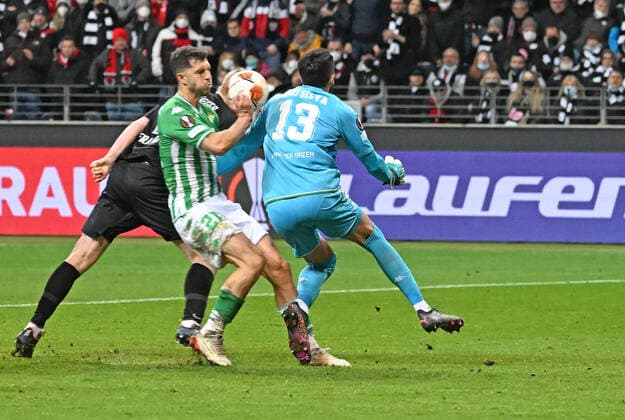 17 03 2022, xjhx, football UEFA Europa League, Eintracht Frankfurt Real Betis Sevilla emspor, v l scores the Goal to 1 1 by Martin Hinteregger Eintracht Frankfurt zautz Guido Rodriguez Real Betis Sevilla Rui Silva Real Betis Sevilla DFL DFB REGULATIONS PROHIBIT ANY USE OF PHOTOGRAPHS as IMAGE SEQUENCES and or QUASI VIDEO Frankfurt am Main
