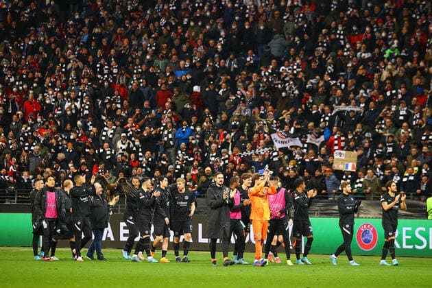 Frankfurt am Main, 17 03 2022 xjfx football UEFA Europa League, Eintracht Frankfurt Real Betis Sevilla emspor, emonline, v l , Eintracht Frankfurt cheer cheers after the match , thanks the fans, thanks team after the match, after the match thanks the fans, applauds the fans Copyright: JoaquimxFerreira
