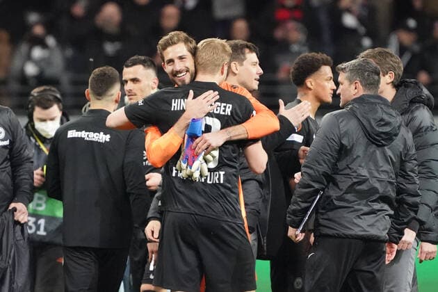 Cheering on progress Goalkeeper Kevin Trapp Eintracht Frankfurt with Martin Hinteregger Eintracht Frankfurt Frankfurt 17 03 2022 Eintracht Frankfurt vs Betis Sevilla, UEFA Europa League, Round of 16