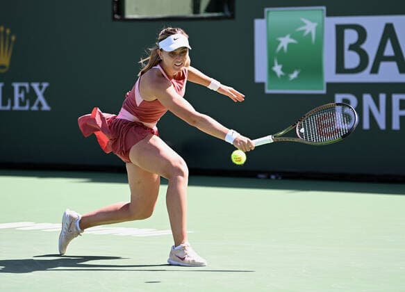 INDIAN WELLS, CA - MARCH 17: Paula Badosa of Spain chases after the ball during a quarterfinals tennis match played on March 17, 2022 during the BNP Paribas Open at the Indian Wells Tennis Garden in Indian Wells, CA. (Photo by John Cordes Icon Sportswire) TENNIS: MAR 17 BNP Paribas Open Icon506220317110