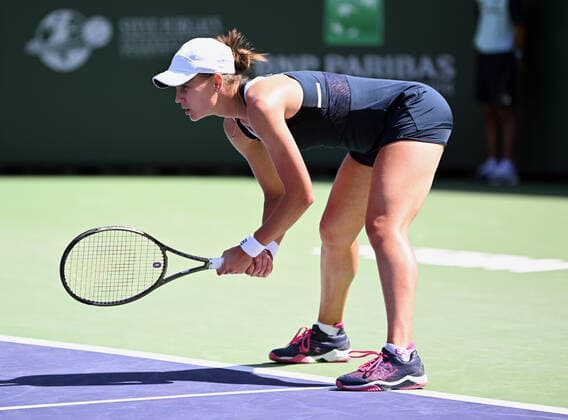 INDIAN WELLS, CA - MARCH 17: Veronika Kudermetova of Russia waits for a serve during a quarterfinals tennis match played on March 17, 2022 during the BNP Paribas Open at the Indian Wells Tennis Garden in Indian Wells, CA. (Photo by John Cordes Icon Sportswire) TENNIS: MAR 17 BNP Paribas Open Icon506220317114