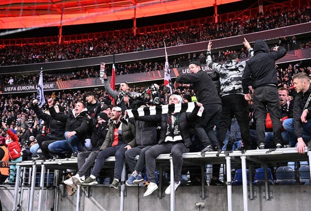 17 03 2022, xjhx, football UEFA Europa League, Eintracht Frankfurt Real Betis Sevilla emspor, v l jubilation joy over the entry into the quarterfinals at the Eintracht fans Eintracht Frankfurt, mood, scarves, DFL DFB REGULATES PROHIBIT ANY USE OF PHOTOGRAPHS as IMAGE SEQUENCES and or QUASI VIDEO Frankfurt am Main