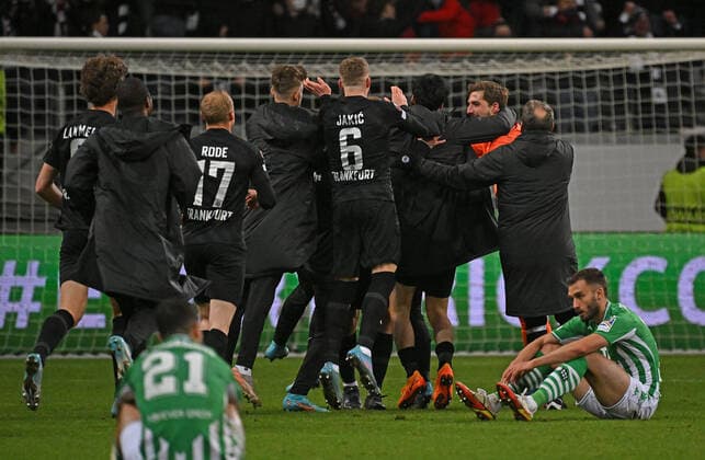 17 03 2022, xjhx, football UEFA Europa League, Eintracht Frankfurt Real Betis Sevilla emspor, v l jubilation joy over reaching the quarterfinals at Eintracht DFL DFB REGULATES PROHIBIT ANY USE OF PHOTOGRAPHS as IMAGE SEQUENCES and or QUASI VIDEO Frankfurt am Main