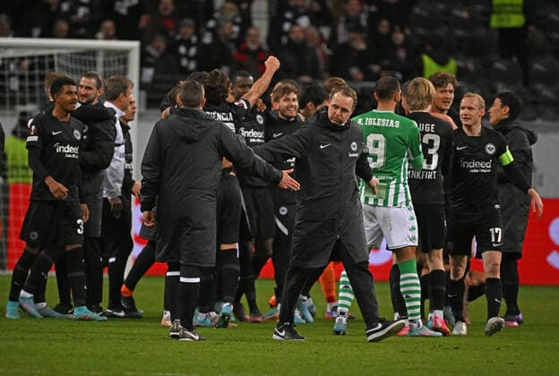 17 03 2022, xjhx, football UEFA Europa League, Eintracht Frankfurt Real Betis Sevilla emspor, v l jubilation joy over reaching the quarterfinals at Eintracht DFL DFB REGULATES PROHIBIT ANY USE OF PHOTOGRAPHS as IMAGE SEQUENCES and or QUASI VIDEO Frankfurt am Main
