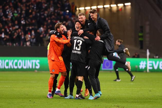 Frankfurt players celebrate the 1 1 against Sevilla, front 1 1 Toerschutze Martin Hinteregger Frankfurt, No 13 Eintracht Frankfurt vs Real Betis Balompie, football, Uefa Europa League, 17 03 2022 Eintracht Frankfurt vs Real Betis Balompie, football, Uefa Europa League, 17 03 2022 Frankfurt Copyright: xEibner-Pressefotox EP_RWS