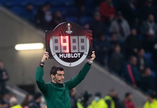 Mandatory Credit: Photo by Nderim Kaceli LiveMedia Shutterstock (12854348bj) Refree Mr Fabio MARESCO of Itali showing the extra time football Europa League match Olympique Lyonnais vs FC Porto, Parc Olympique Lyonnais, Lyon, France - 17 Mar 2022 football Europa League match Olympique Lyonnais vs FC Porto, Parc Olympique Lyonnais, Lyon, France - 17 Mar 2022  Copyright: xNderimxKaceli LiveMedia Shutterstockx 12854348bj