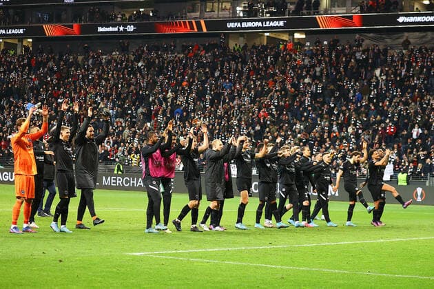 Frankfurt am Main, 17 03 2022 xjfx football UEFA Europa League, Eintracht Frankfurt Real Betis Sevilla emspor, emonline, v l , Eintracht Frankfurt cheer cheers after the match , thanks the fans, thanks team after the match, after the match thanks the fans, applauds the fans, fans in the background Copyright: JoaquimxFerreira