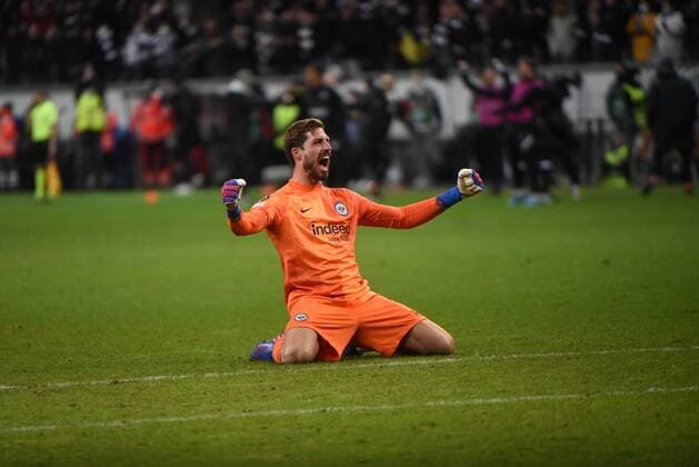 17 03 2022 Frankfurt am Main, Deutsche Bank Park UEFA Europa League Round of 16 Eintracht Frankfurt vs Betis Sevilla goalkeeper Kevin Trapp 1, Eintracht Frankfurt cheers on advancing emspor, DFL regulations prohibit any use of photographs as image sequences and or quasi video