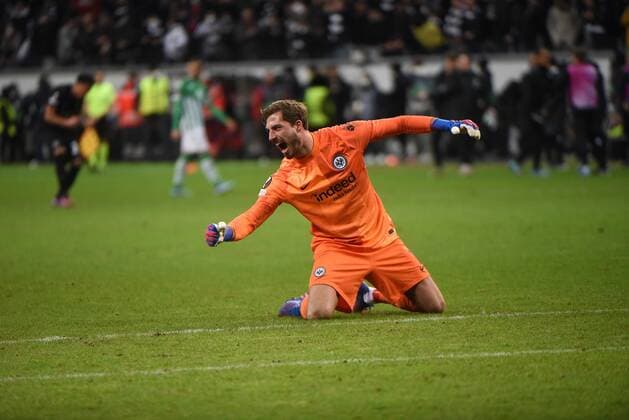 17 03 2022 Frankfurt am Main, Deutsche Bank Park UEFA Europa League Round of 16 Eintracht Frankfurt vs Betis Sevilla goalkeeper Kevin Trapp 1, Eintracht Frankfurt cheers on advancing emspor, DFL regulations prohibit any use of photographs as image sequences and or quasi video
