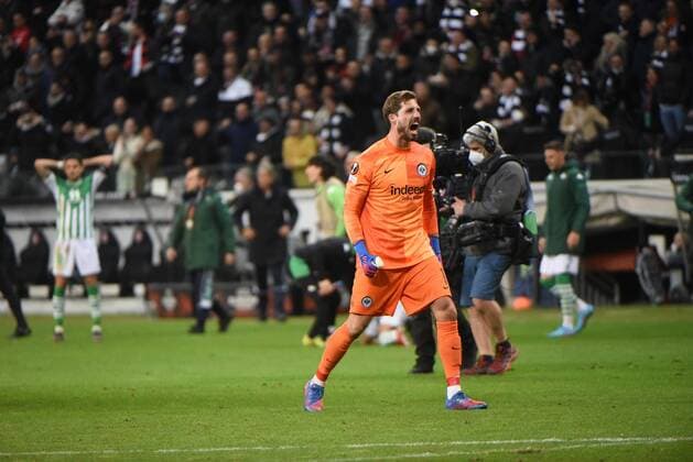 17 03 2022 Frankfurt am Main, Deutsche Bank Park UEFA Europa League Round of 16 Eintracht Frankfurt vs Betis Sevilla goalkeeper Kevin Trapp 1, Eintracht Frankfurt cheers on advancing emspor, DFL regulations prohibit any use of photographs as image sequences and or quasi video
