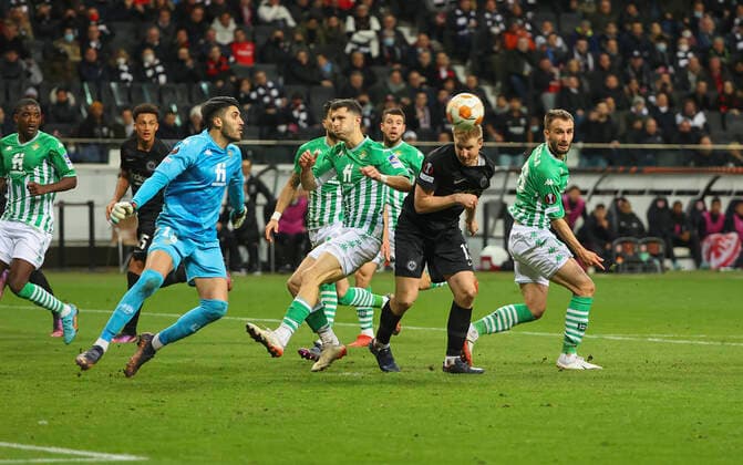 17 03 2022, Football UEFA Europa League, Eintracht Frankfurt Real Betis Sevilla, emonline, emspor, v l , Goal scored, Goal to 1 1 by Martin Hinteregger Eintracht Frankfurt DFL DFB REGULATIONS PROHIBIT ANY USE OF PHOTOGRAPHS AS IMAGE SEQUENCES AND OR QUASI VIDEO xdcx Copyright: HMBxMedia