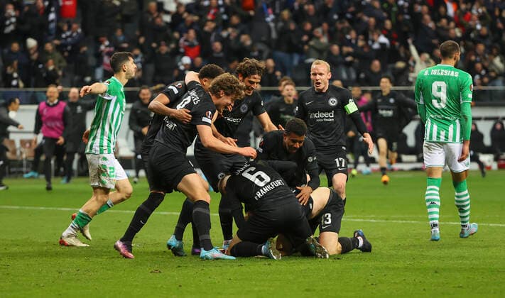 17 03 2022, Football UEFA Europa League, Eintracht Frankfurt Real Betis Sevilla, emonline, emspor, v l , Goal celebration to 1 1 by Martin Hinteregger Eintracht Frankfurt , Goal celebration, celebrate the goal DFL DFB REGULATES PROHIBIT ANY USE OF PHOTOGRAPHS AS IMAGE SEQUENCES AND OR QUASI VIDEO xdcx Copyright: HMBxMedia