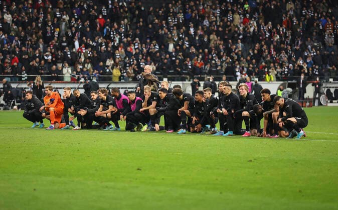 17 03 2022, Football UEFA Europa League, Eintracht Frankfurt Real Betis Sevilla, emonline, emspor, v l , The team celebrates with fans after the match DFL DFB REGULATES PROHIBIT ANY USE OF PHOTOGRAPHS AS IMAGE SEQUENCES AND OR QUASI VIDEO xdcx Copyright: HMBxMedia