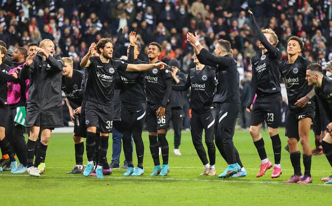 17 03 2022, football UEFA Europa League, Eintracht Frankfurt Real Betis Sevilla, emonline, emspor, v l , players celebrate with fans DFL DFB REGULATES PROHIBIT ANY USE OF PHOTOGRAPHS AS IMAGE SEQUENCES AND OR QUASI VIDEO xdcx Copyright: HMBxMedia