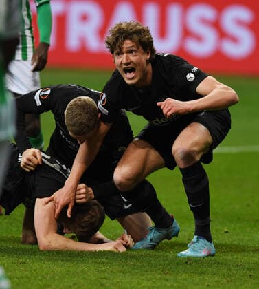 Martin Hinteregger goal to 1 0 cheering with team and Sam Lammers photographed on 17 3 22 in Frankfurt at the soccer Europa League match Eintracht Frankfurt vs Betis Sevilla DFL DFB REGULATIONS PROHIBIT ANY USE OF PHOTOGRAPHS as IMAGE SEQUENCES and or QUASI VIDEO