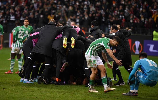 Martin Hinteregger goal to 1 0 cheer with team photographed on 17 3 22 in Frankfurt at the soccer Europa League match Eintracht Frankfurt vs Betis Sevilla DFL DFB REGULATIONS PROHIBIT ANY USE OF PHOTOGRAPHS as IMAGE SEQUENCES and or QUASI VIDEO