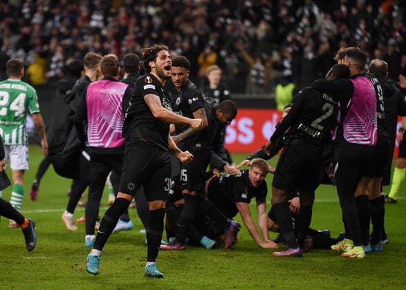 Martin Hinteregger goal to 1 0 cheer with team photographed on 17 3 22 in Frankfurt at the soccer Europa League match Eintracht Frankfurt vs Betis Sevilla DFL DFB REGULATIONS PROHIBIT ANY USE OF PHOTOGRAPHS as IMAGE SEQUENCES and or QUASI VIDEO
