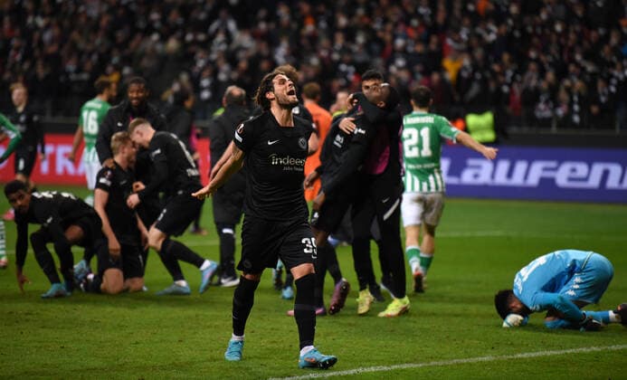 Martin Hinteregger goal to 1 0 cheer with team photographed on 17 3 22 in Frankfurt at the soccer Europa League match Eintracht Frankfurt vs Betis Sevilla DFL DFB REGULATIONS PROHIBIT ANY USE OF PHOTOGRAPHS as IMAGE SEQUENCES and or QUASI VIDEO