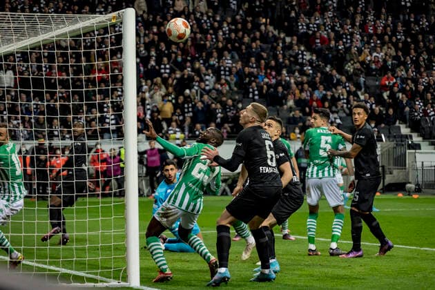 UEFA Europa League, Eintracht Frankfurt vs Real Betis Sevilla, Frankfurt, Deutsche Bank Park, 17 3 2022 Kristijan Jakic Eintracht Frankfurt 6 Youssouf Sabaly Real Betis Sevilla 23 , Eintracht Frankfurt vs Real Betis Sevilla, Frankfurt, Deutsche Bank Park, 17 3 2022 Copyright: xBEAUTIFULxSPORTS Gawlikx