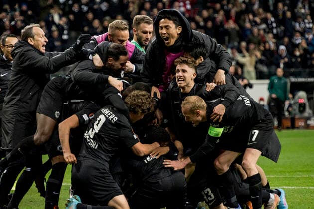 UEFA Europa League, Eintracht Frankfurt vs Real Betis Sevilla, Frankfurt, Deutsche Bank Park, 17 3 2022 Sam Lammers Eintracht Frankfurt 9 Sebastian Rode Eintracht Frankfurt 17 Martin Hinteregger Eintracht Frankfurt 13 the whole Entracht team cheers for the 1 1, Eintracht Frankfurt vs Real Betis Sevilla, Frankfurt, Deutsche Bank Park, 18 3 2022 Copyright: xBEAUTIFULxSPORTS Gawlikx