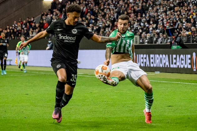 UEFA Europa League, Eintracht Frankfurt vs Real Betis Sevilla, Frankfurt, Deutsche Bank Park, 17 3 2022 Tuta Eintracht Frankfurt 35 Aitor Ruibal Real Betis Sevilla 24 , Eintracht Frankfurt vs Real Betis Sevilla, Frankfurt, Deutsche Bank Park, 17 3 2022 Copyright: xBEAUTIFULxSPORTS Gawlikx