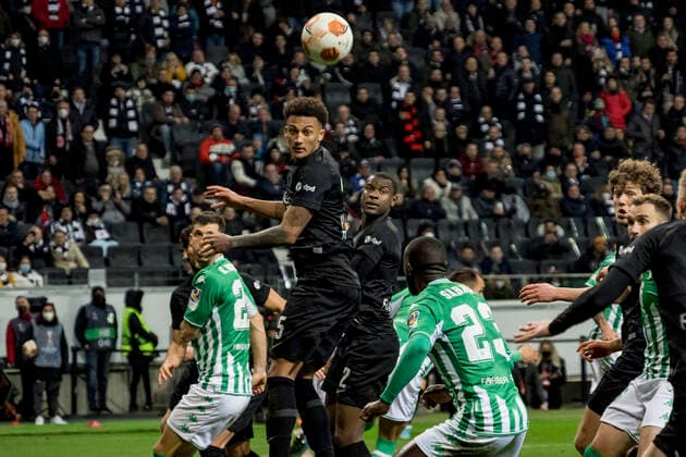 UEFA Europa League, Eintracht Frankfurt vs Real Betis Sevilla, Frankfurt, Deutsche Bank Park, 17 3 2022 Tuta Eintracht Frankfurt 35 Youssouf Sabaly Real Betis Sevilla 23 , Eintracht Frankfurt vs Real Betis Sevilla, Frankfurt, Deutsche Bank Park, 18 3 2022 Copyright: xBEAUTIFULxSPORTS Gawlikx