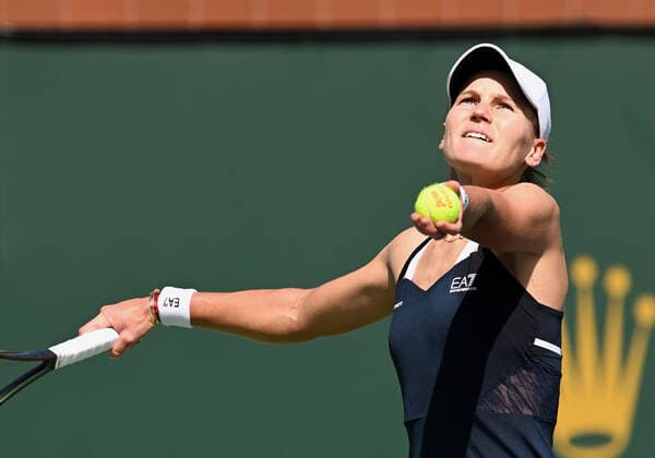 INDIAN WELLS, CA - MARCH 17: Veronika Kudermetova of Russia serving in a quarterfinals tennis match played on March 17, 2022 during the BNP Paribas Open at the Indian Wells Tennis Garden in Indian Wells, CA. (Photo by John Cordes Icon Sportswire) TENNIS: MAR 17 BNP Paribas Open Icon506220317124