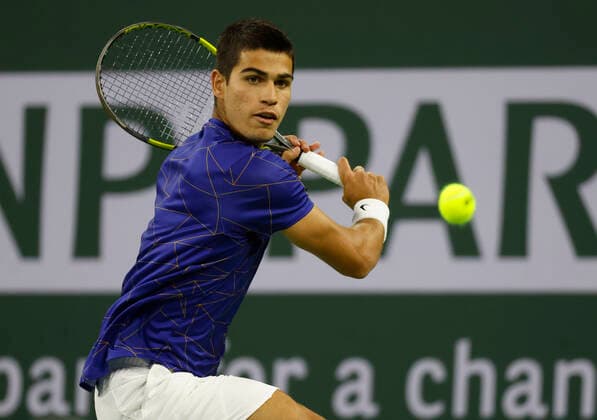 March 17, 2022 Carlos Alcaraz of Spain returns a shot to Cameron Norrie of Great Britain during the quarterfinals of the 2022 BNP Paribas Open at Indian Wells Tennis Garden in Indian Wells, California. Mandatory Photo Credit: CSM. Indian Wells United States of America - ZUMAc04_ 20220317_zaf_c04_156 Copyright: xCharlesxBausx