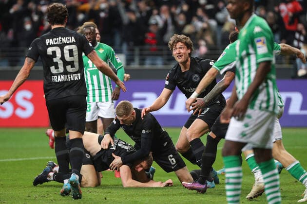 Europa League Round of 16 Eintracht Frankfurt Real Betis Sevilla on 17 03 2022 at Deutsche Bank Park in Frankfurt cheering, goal celebration, goal scorer Martin Hinteregger Frankfurt cheers after his goal to 1 to 1 with Kristijan Jakic Frankfurt and Sam Lammers Frankfurt UR