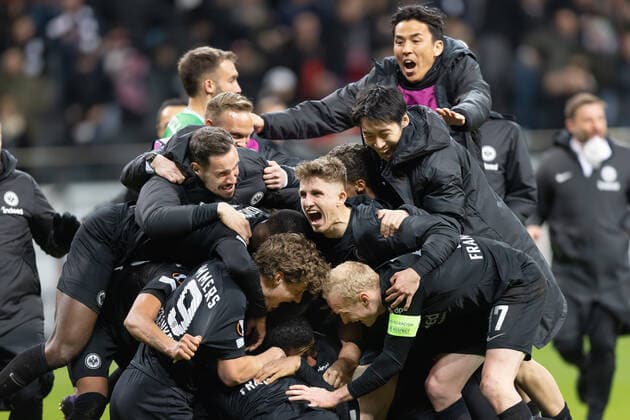 Eintracht Frankfurt Real Betis Sevilla, UEFA Europa League Cheers of Frankfurt players and support staff after the goal to 1 1 From left goalkeeper Jens Grahl Eintracht Frankfurt, 31 , Sam Lammers Eintracht Frankfurt, 9 , Jesper Lindström Eintracht Frankfurt, 29 , Ansgar Knauff Eintracht Frankfurt, 36 , Sebastian Rode Eintracht Frankfurt, 17 , Daichi Kamada Eintracht Frankfurt, 15 and Makoto Hasebe Eintracht Frankfurt, 20 lie on the goal scorer Martin Hinteregger Eintracht Frankfurt, 13 UEFA Europa League round of 16 second leg match between Eintracht Frankfurt and Real Betis Sevilla on March 13, 2022 at Deutsche Bank Park in Frankfurt am Main , Frankfurt am Main Hesse Germany Deutsche Bank Park