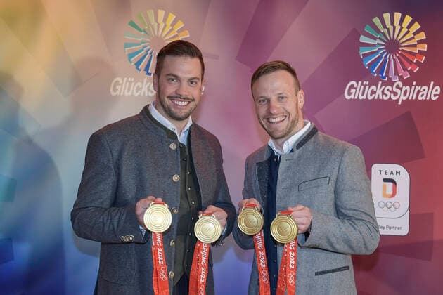 Berchtesgaden, Deutschland 17. März 2022: Ehrung der Olympioniken - Olympia - 2022 in Berchtesgaden im Bild: Tobias Wendl und Tobias Arlt Kurhaus Bayern *** Berchtesgaden, Germany 17 March 2022 honoring the Olympians Olympia 2022 in Berchtesgaden in the picture Tobias Wendl and Tobias Arlt Kurhaus Bayern Copyright: xFotostandx xWassmuthx