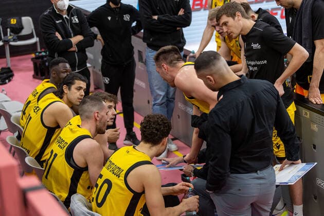Timeout at the Tigers Tuebingen Tigers Tuebingen vs Ehingen Urspring, 2 Basketball Bundesliga, Pro A, Barmer 2 Basketball, 22 Spieltag , Spielzeit 2021 2022, 17 03 2022 Tigers Tuebingen vs Ehingen Urspring, 2 Basketball Bundesliga, Pro A, Barmer 2 Basketball, 22 Spieltag , Spielzeit 2021 2022, 17 03 2022 Tuebingen Copyright: xNinaxSanderx xEibnerxPressefotox EP_NSR