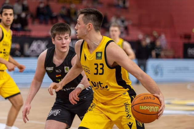 Jakob Hanzalek Ehingen Urspring, 77 Ryan Mikesell Tigers Tuebingen, 33 Tigers Tuebingen vs Ehingen Urspring, 2 Basketball Bundesliga, Pro A, Barmer 2 Basketball, 22 Spieltag , Spielzeit 2021 2022, 17 03 2022 Tigers Tuebingen vs Ehingen Urspring, 2 Basketball Bundesliga, Pro A, Barmer 2 Basketball, 22 Spieltag , Spielzeit 2021 2022, 17 03 2022 Tuebingen Copyright: xNinaxSanderx xEibnerxPressefotox EP_NSR