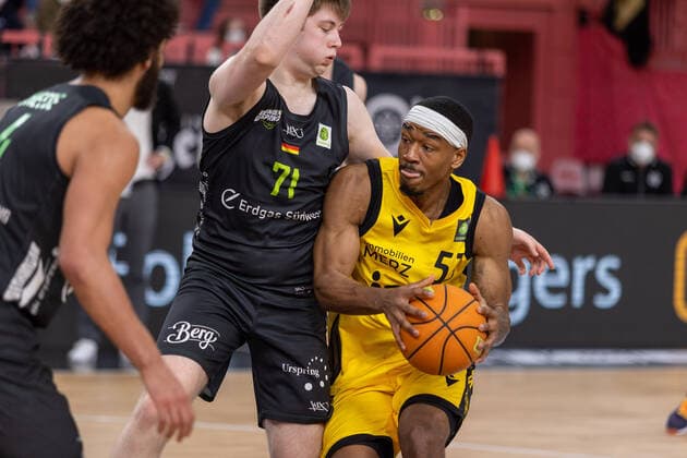 Moritz Heck Ehingen Urspring, 71 Isaiah Crawley Tigers Tuebingen, 53 Tigers Tuebingen vs Ehingen Urspring, 2 Basketball Bundesliga, Pro A, Barmer 2 Basketball, 22 Spieltag , Spielzeit 2021 2022, 17 03 2022 Tigers Tuebingen vs Ehingen Urspring, 2 Basketball Bundesliga, Pro A, Barmer 2 Basketball, 22 Spieltag , Spielzeit 2021 2022, 17 03 2022 Tuebingen Copyright: xNinaxSanderx xEibnerxPressefotox EP_NSR