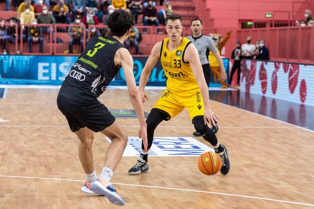 Tim Martinez Ehingen Urspring, 03 Ryan Mikesell Tigers Tuebingen, 33 Tigers Tuebingen vs Ehingen Urspring, 2 Basketball Bundesliga, Pro A, Barmer 2 Basketball, 22 Spieltag , Spielzeit 2021 2022, 17 03 2022 Tigers Tuebingen vs Ehingen Urspring, 2 Basketball Bundesliga, Pro A, Barmer 2 Basketball, 22 Spieltag , Spielzeit 2021 2022, 17 03 2022 Tuebingen Copyright: xNinaxSanderx xEibnerxPressefotox EP_NSR